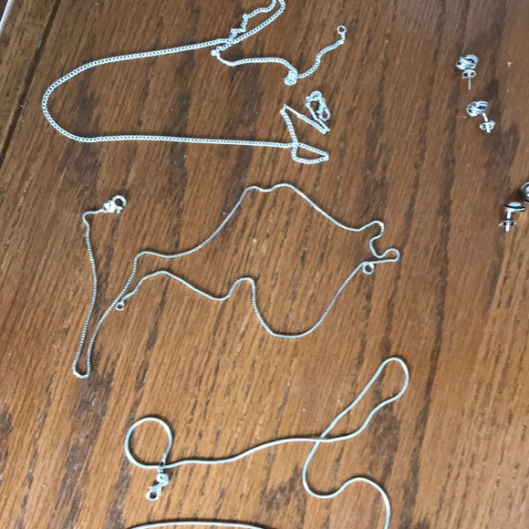 Assorted chains, earrings and ring - Picture 1 of 11